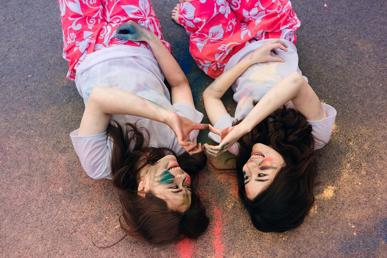 Amigas riendo juntas